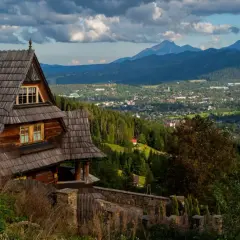 Drewniany dom z widokiem na góry i miasto. Idealne miejsce na relaks, jak najlepsze hotele spa.