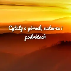 Zachód słońca nad górami, mgła i piękne cytaty o podróżach, które inspirują do odkrywania świata.