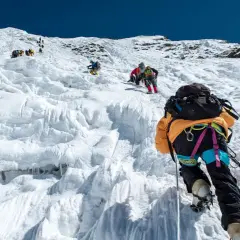 Wspinaczka na największy szczyt na świecie. Grupa alpinistów pokonuje lodowy stok, każdy krok to walka o oddech i przetrwanie.