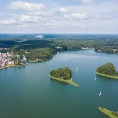 Malownicze wyspy i żaglówki na spokojnych wodach, otoczone lasami i miasteczkiem. To jedne z najpiękniejszych jezior na południu Polski.