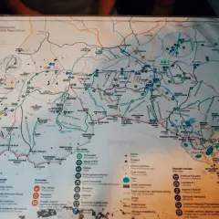 Mapa Tatrzańskiego Parku Narodowego z zaznaczonymi szlakami, schroniskami i szczytami. Można sobie wyobrazić, jak hasające zające tatry przemierzają te malownicze tereny.