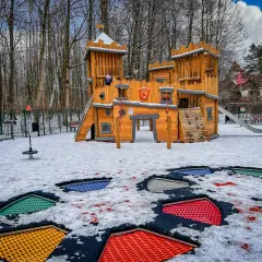 Drewniany zamek i kolorowe trampoliny w śniegu – to jedne z wielu atrakcji w Kudowie Zdroju.
