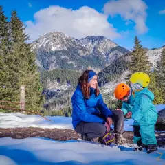 Mama z dziećmi w górach, idealny tani weekend z dziećmi. Śnieg, góry i uśmiechy.