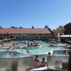 Relaks w basenach termalnych na Słowacji. Ludzie kąpią się w ciepłej wodzie, ciesząc się słońcem i piękną pogodą.