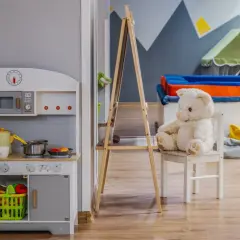 Uroczy pokój zabaw z kuchnią, pralką i pluszowym misiem. Idealne miejsce dla dzieci, jak w najlepszych hotelach dla dzieci.