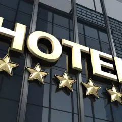 Złote gwiazdki w hotelach symbolizują luksus i wysoki standard. Pięć gwiazdek oznacza najlepsze hotele.