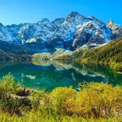 Piękna trasa nad Morskie Oko. Turkusowa tafla jeziora odbija ośnieżone szczyty Tatr i jesienne lasy.