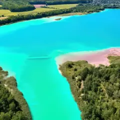 Turkusowe jezioro i różowe plaże tworzą krajobraz jak z Malediwów w Polsce. Otoczone zielenią, zachwyca nietypową urodą.