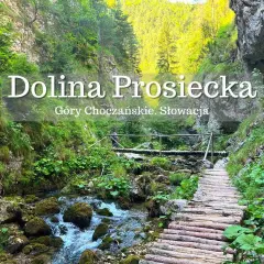 Malownicza ścieżka przez **Dolinę Prosiecką i Kwaczańską** w Górach Choczańskich. Kamienisty potok, drewniany mostek i bujna zieleń.