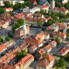 Sandomierz z lotu ptaka: Rynek, ratusz i urokliwe kamienice. Zobacz, co można zwiedzić w Sandomierzu!