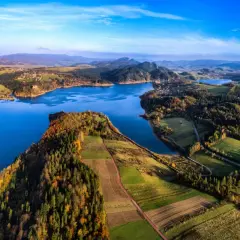 Malownicze jezioro otoczone jesiennymi lasami i polami. Idealne miejsce, by wybrać się gdzie nad jezioro.