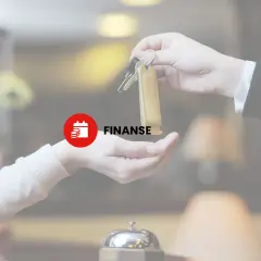 Przekazanie kluczy do pokoju hotelowego. W tle logo Nexi i napis "FINANSE", sugerujący usługi uzupełniające w hotelu.