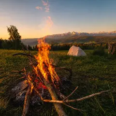 Ognisko i namiot na punkcie widokowym Łapszanka. W tle majestatyczne Tatry o zachodzie słońca.