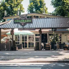 Colorado Steakhouse – świetne miejsce, gdzie zjeść w Szczecinie. Wystrój w stylu western, z koniem i beczkami.
