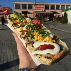 Zapiekanka z kukurydzą, pomidorem i sosami. Idealne miejsce, gdzie dobrze i tanio zjeść w Rzeszowie.