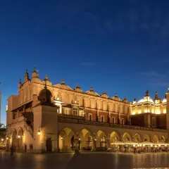 Wieczorny Rynek Główny w Krakowie, z Sukiennicami i wieżą Ratuszową, to jedne z najładniejszych miejsc w Krakowie.