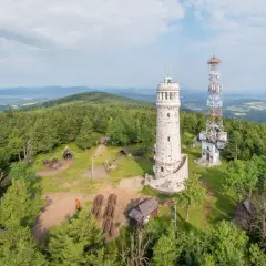 Wieża widokowa i maszt telekomunikacyjny na szczycie góry. Wokół las i polana z ławkami. Wielka sowa trasa zaprasza do podziwiania panoramy.