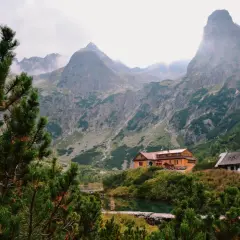 Tatry Słowackie gdzie nocować? Dwa schroniska nad jeziorem, otoczone zielenią i majestatycznymi szczytami.