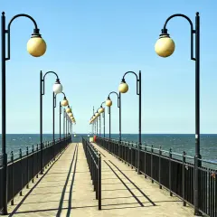 Molo w Międzyzdrojach z latarniami i widokiem na morze. Idealne miejsce, by poczuć nadmorski klimat i zastanowić się, co zwiedzić w Międzyzdrojach.