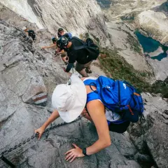 Wspinaczka po łańcuchach w górach. Idealny pomysł na długi weekend, by poczuć adrenalinę i podziwiać widoki.
