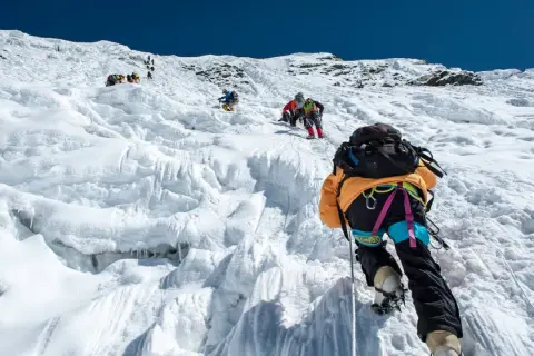 Wspinaczka na największy szczyt na świecie. Grupa alpinistów pokonuje lodowy stok, każdy krok to walka o oddech i przetrwanie.