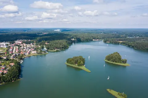 Malownicze wyspy i żaglówki na spokojnych wodach, otoczone lasami i miasteczkiem. To jedne z najpiękniejszych jezior na południu Polski.