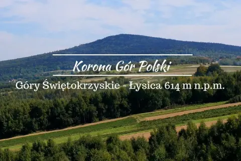 Łysica, najwyższy szczyt gór świętokrzyskich, wznosi się nad zielonymi polami i lasami.