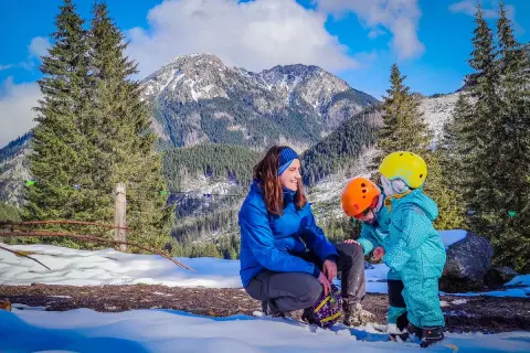 Mama z dziećmi w górach, idealny tani weekend z dziećmi. Śnieg, góry i uśmiechy.