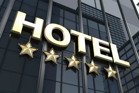 Złote gwiazdki w hotelach symbolizują luksus i wysoki standard. Pięć gwiazdek oznacza najlepsze hotele.