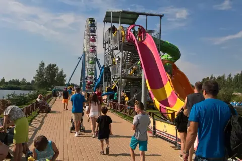 Wesołe miasteczko i zjeżdżalnie wodne na Kaszubach to świetne atrakcje dla dzieci. Rodziny cieszą się słońcem i zabawą.