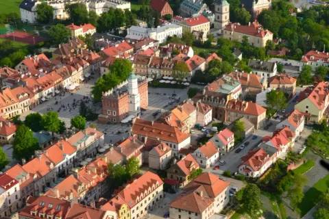 Sandomierz z lotu ptaka: Rynek, ratusz i urokliwe kamienice. Zobacz, co można zwiedzić w Sandomierzu!