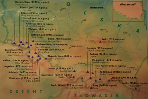 Mapa przedstawia korona gór polskich, zaznaczając liczne szczyty i ich wysokość.