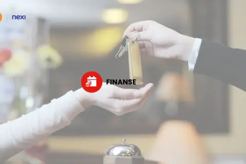 Przekazanie kluczy do pokoju hotelowego. W tle logo Nexi i napis "FINANSE", sugerujący usługi uzupełniające w hotelu.
