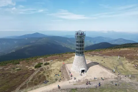 Wieża widokowa na Śnieżniku, gdzie hasające zające mogłyby podziwiać panoramę gór.
