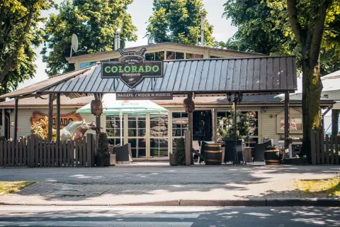Colorado Steakhouse – świetne miejsce, gdzie zjeść w Szczecinie. Wystrój w stylu western, z koniem i beczkami.