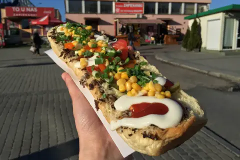 Zapiekanka z kukurydzą, pomidorem i sosami. Idealne miejsce, gdzie dobrze i tanio zjeść w Rzeszowie.