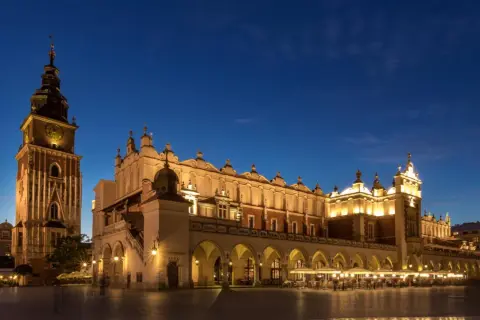 Wieczorny Rynek Główny w Krakowie, z Sukiennicami i wieżą Ratuszową, to jedne z najładniejszych miejsc w Krakowie.