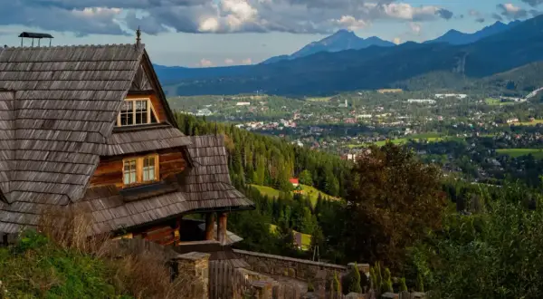 Drewniany dom z widokiem na góry i miasto. Idealne miejsce na relaks, jak najlepsze hotele spa.