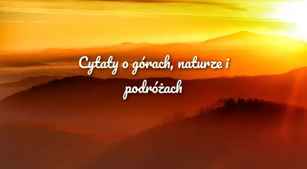 Zachód słońca nad górami, mgła i piękne cytaty o podróżach, które inspirują do odkrywania świata.