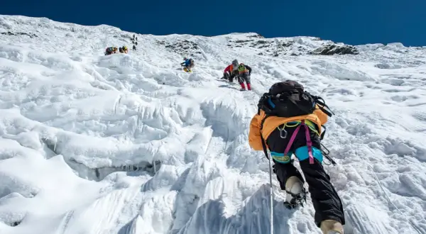 Wspinaczka na największy szczyt na świecie. Grupa alpinistów pokonuje lodowy stok, każdy krok to walka o oddech i przetrwanie.