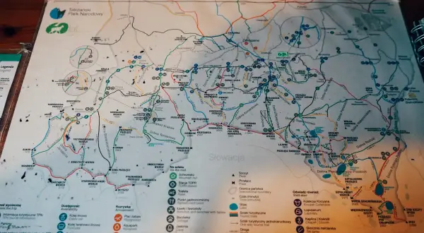 Mapa Tatrzańskiego Parku Narodowego z zaznaczonymi szlakami, schroniskami i szczytami. Można sobie wyobrazić, jak hasające zające tatry przemierzają te malownicze tereny.