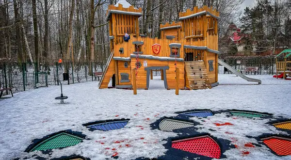 Drewniany zamek i kolorowe trampoliny w śniegu – to jedne z wielu atrakcji w Kudowie Zdroju.
