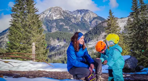 Mama z dziećmi w górach, idealny tani weekend z dziećmi. Śnieg, góry i uśmiechy.