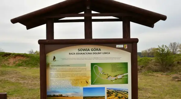 Tablica informacyjna na Sowiej Górze, szczycie oferującym widoki na Dolinę Liwca i miejsce obserwacji ptaków.