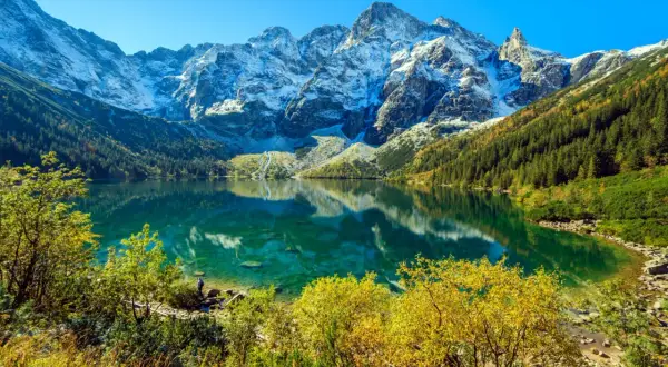 Piękna trasa nad Morskie Oko. Turkusowa tafla jeziora odbija ośnieżone szczyty Tatr i jesienne lasy.