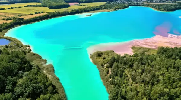 Turkusowe jezioro i różowe plaże tworzą krajobraz jak z Malediwów w Polsce. Otoczone zielenią, zachwyca nietypową urodą.