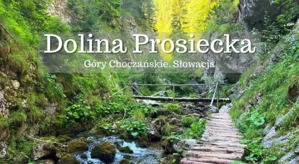 Malownicza ścieżka przez **Dolinę Prosiecką i Kwaczańską** w Górach Choczańskich. Kamienisty potok, drewniany mostek i bujna zieleń.