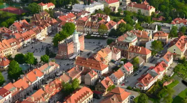 Sandomierz z lotu ptaka: Rynek, ratusz i urokliwe kamienice. Zobacz, co można zwiedzić w Sandomierzu!
