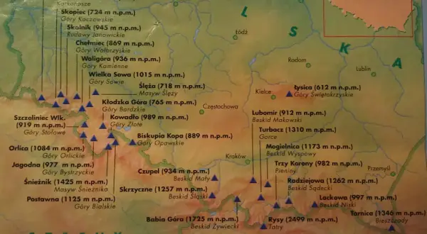 Mapa przedstawia korona gór polskich, zaznaczając liczne szczyty i ich wysokość.