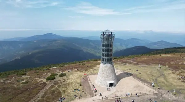 Wieża widokowa na Śnieżniku, gdzie hasające zające mogłyby podziwiać panoramę gór.